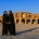 Sequía Dos jóvenes posan junto al puente de Jaju, en Isfahán, sobre el lecho seco del río Sayandeh (Anthony Asael/Art in All of Us / Getty)