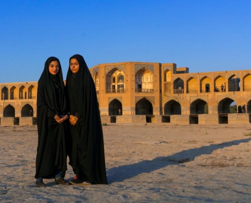 Sequía Dos jóvenes posan junto al puente de Jaju, en Isfahán, sobre el lecho seco del río Sayandeh (Anthony Asael/Art in All of Us / Getty)