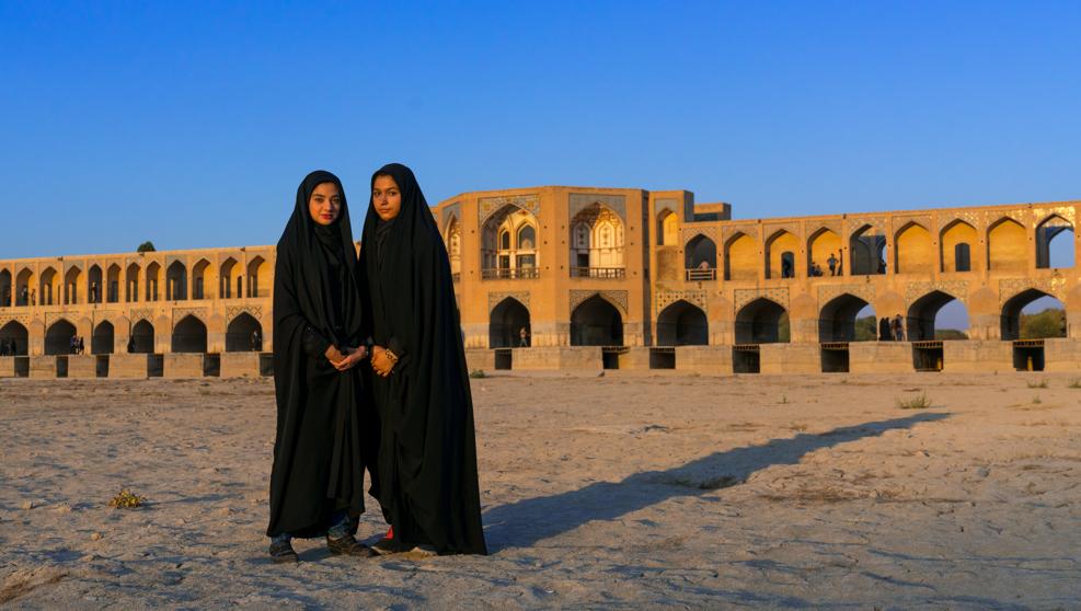 Sequía Dos jóvenes posan junto al puente de Jaju, en Isfahán, sobre el lecho seco del río Sayandeh (Anthony Asael/Art in All of Us / Getty)